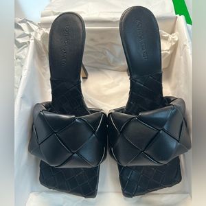 Brand new Bottega Veneta Lido leather mules.EU size 39 Made in Italy